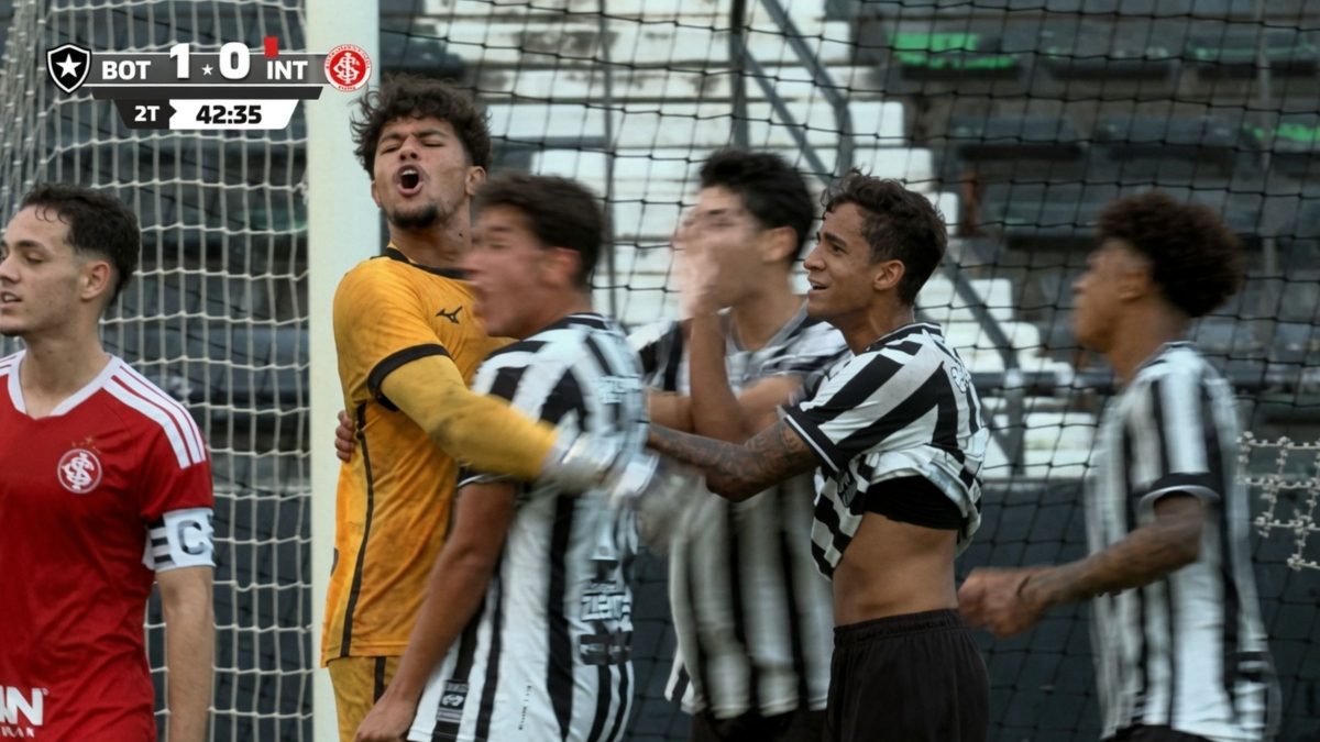 VÍDEO: Bruninho Samudio faz defesa impressionante em pênalti e xinga rival em jogo do Botafogo