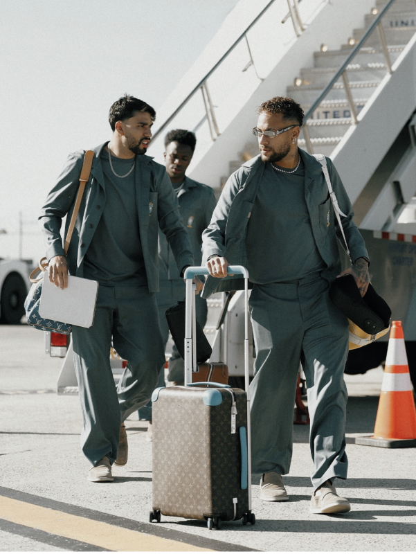 Seleção brasileira desembarcou nos Estados Unidos nesta terça-feira (2): Lucas Paquetá, Vini Jr. e Neymar Jr. desceram juntos. - Rafael Ribeiro/CBF/ND Mais