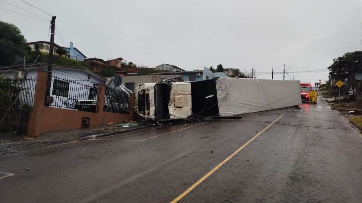 Carreta destrói casas e carro ao invadir área residencial em SC