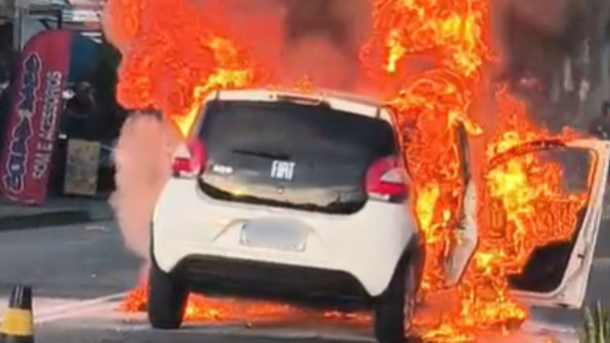 VÍDEO: Homem nota fumaça e escapa por pouco de incêndio que destruiu carro em Blumenau
