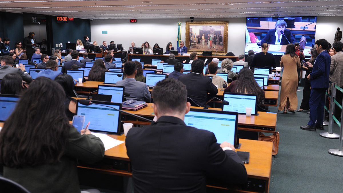 PEC da redução da maioridade penal fica para próxima sessão da CCJ