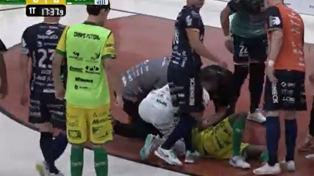 VÍDEO: Lâmpada cai do teto e atinge jogador durante jogo de futsal em SC