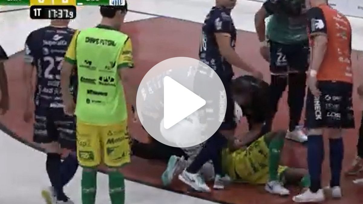 VÍDEO: Lâmpada cai do teto e atinge jogador durante jogo de futsal em SC