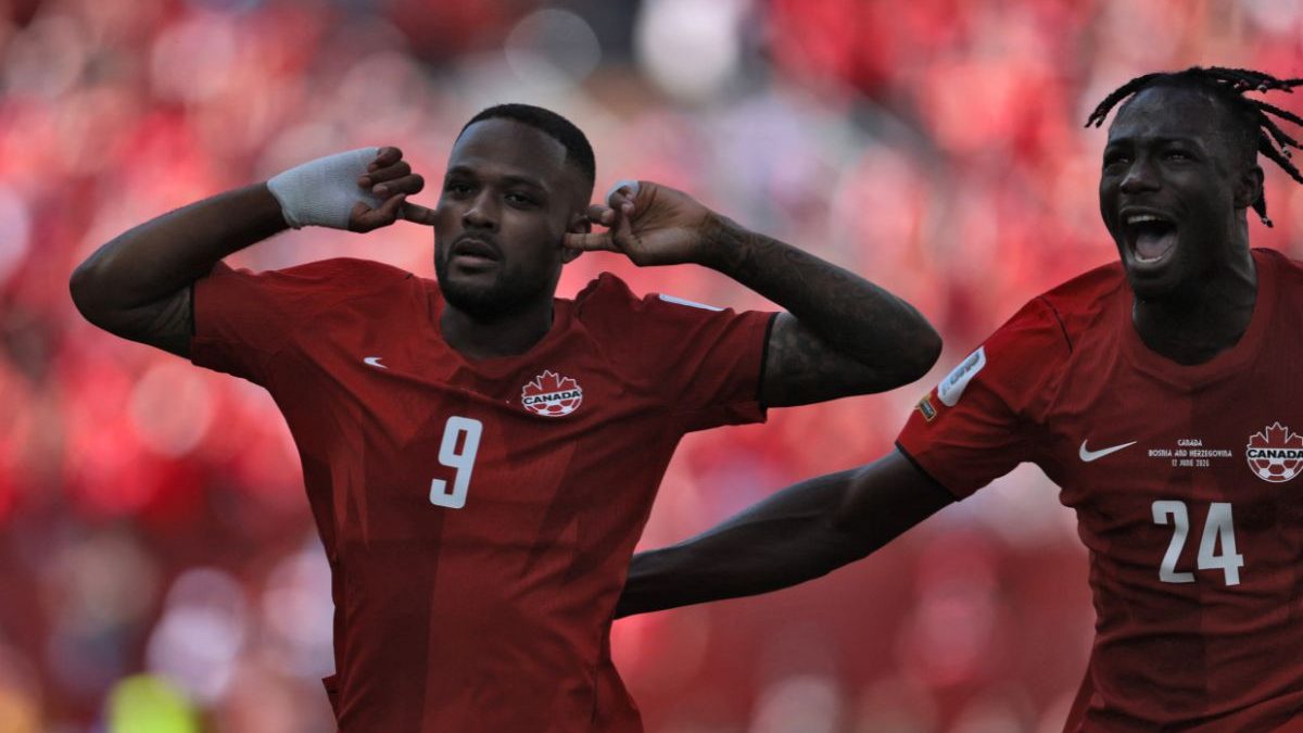 Jogando em casa, Canadá busca empate no fim contra a Bósnia na estreia da Copa do Mundo