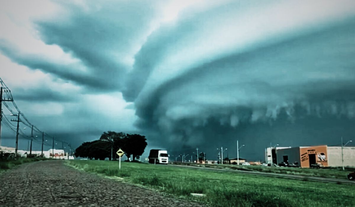 Ciclone extratropical traz chuvas e nova onda de frio ao Brasil.Foto: Reprodução/RPC/Adriano Lavorato/ND Mais
