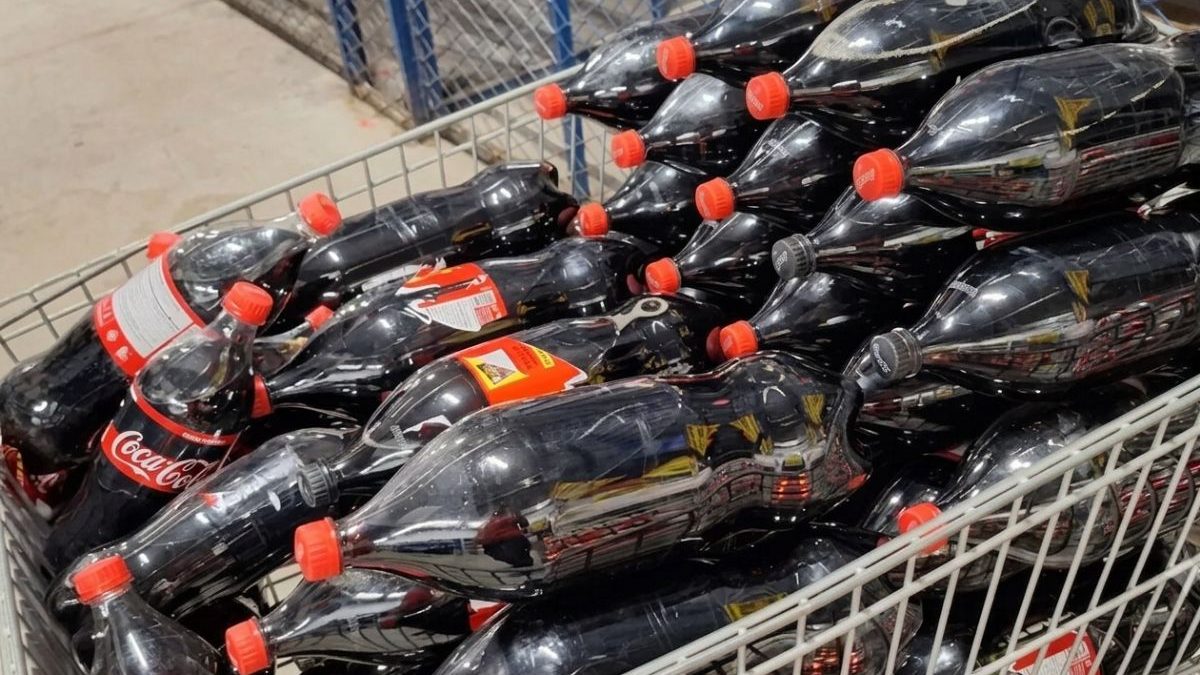 Prejuízo milionário? Coca-Cola recolhe garrafas após onda de furtos de figurinhas