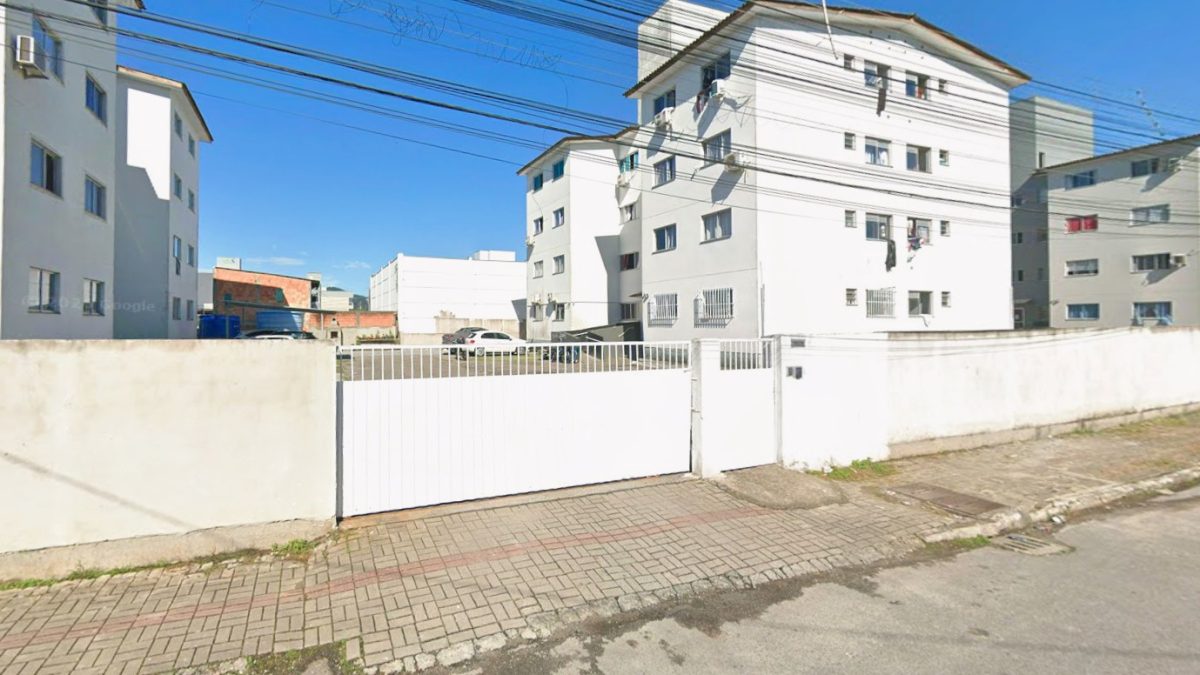 Troca de ofensas raciais entre vizinhos por cocô de cachorro vira caso de polícia em SC
