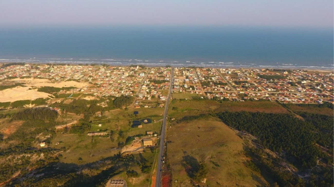 Orla do Balneário Janaína em Jaguaruna, onde corpo foi localizado enterrado na areia