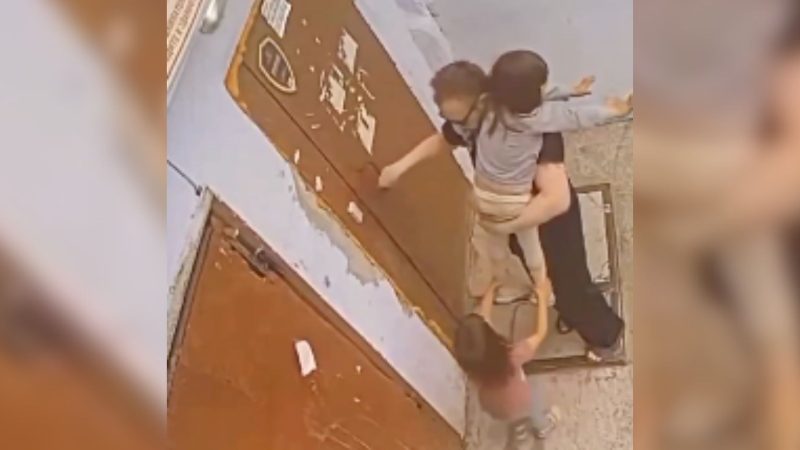 Vídeo mostra momento que menina é salva de abuso na Rússia - Zamin.uz/zamon.uz/Reprodução/ND Mais