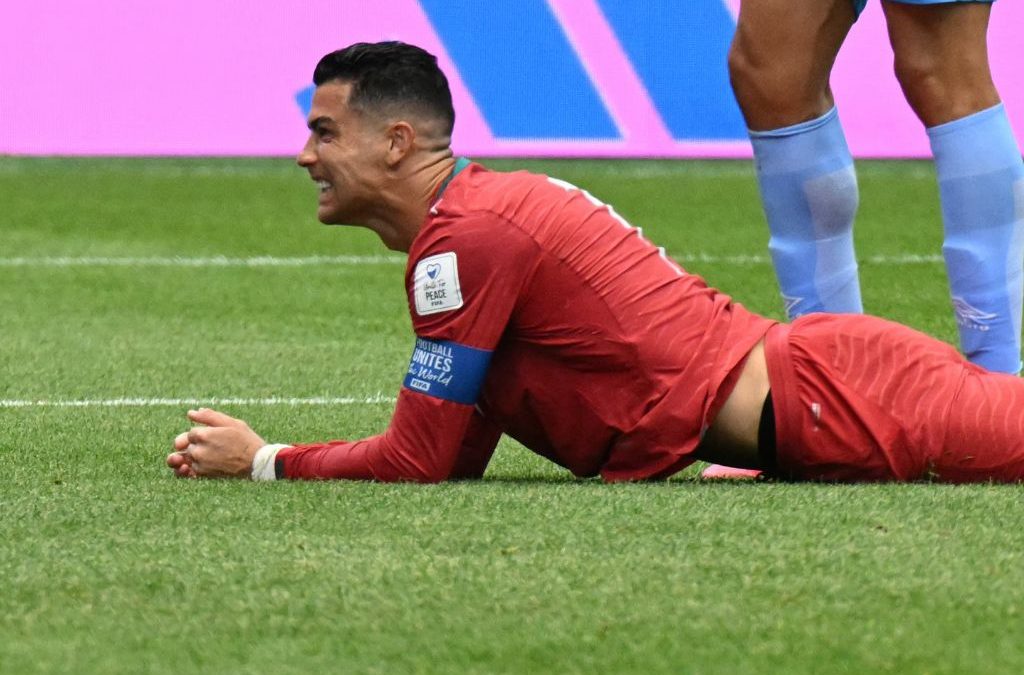 Cristiano Ronaldo mostra abatimento, ‘ignora’ jornalistas e deixa recado após Portugal x