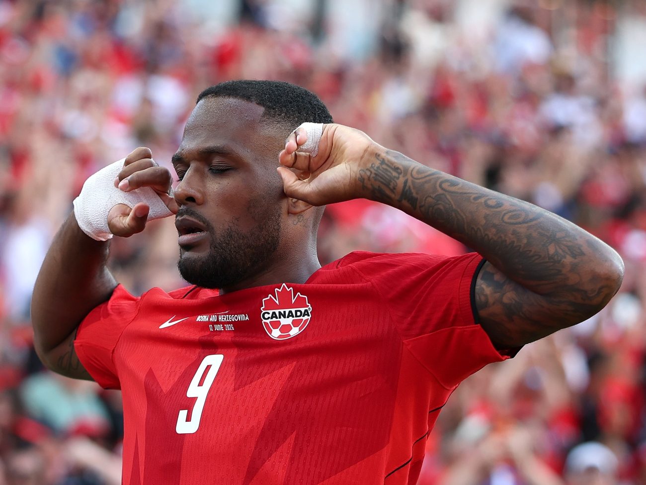 Cyle Larin comemora o gol de empate do Canadá contra a Bósnia, na estreia da Copa do Mundo 2026