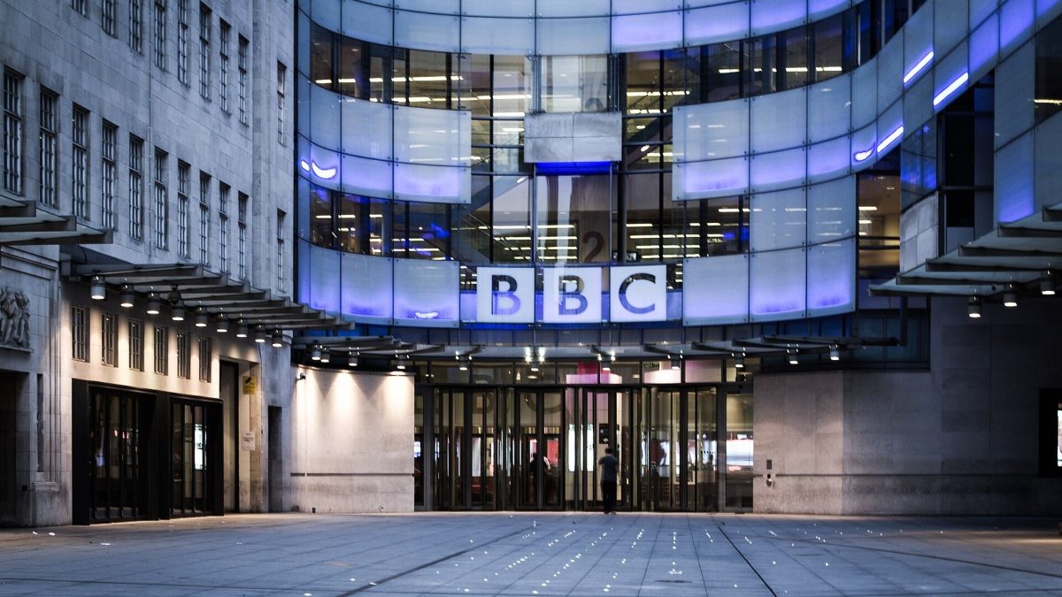 BBC faz megacorte, demite 550 funcionários e extingue programas para economizar R$ 2,9