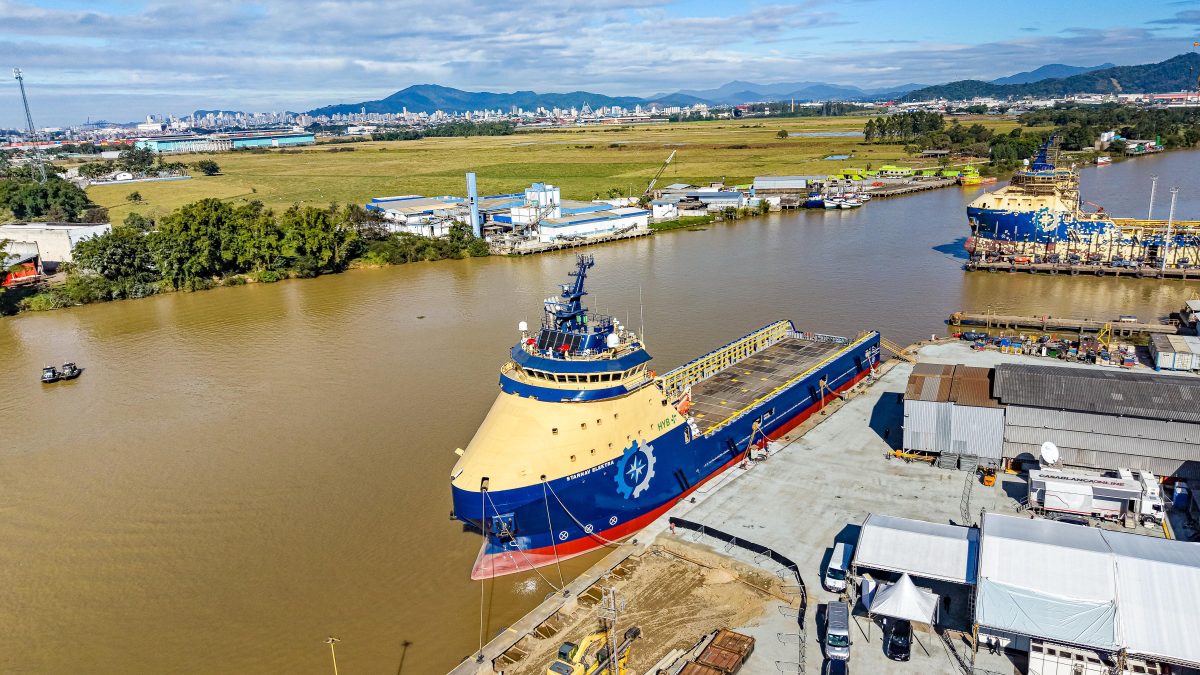 Navio gigante de R$ 450 milhões, com 92 metros e capacidade para quase 9 mil toneladas, construído em SC, será entregue à Petrobras em setembro - QTU Questões do Universo