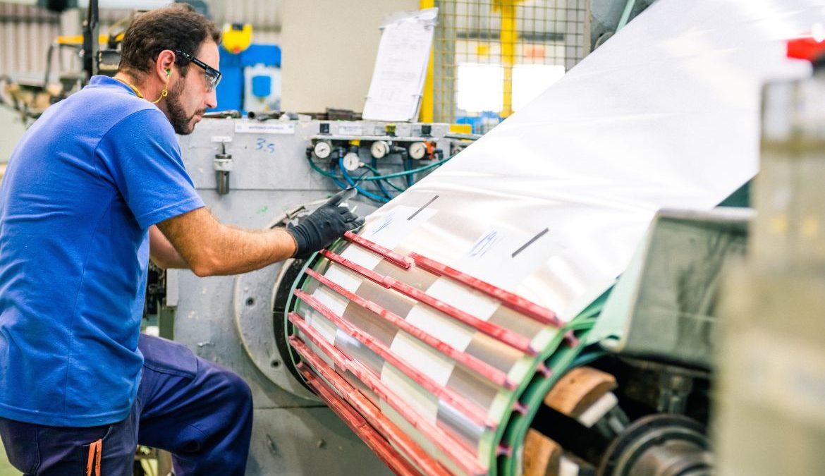 Produção industrial sobe 0,7% em abril e acumula ganho de 2,7% em 12 meses