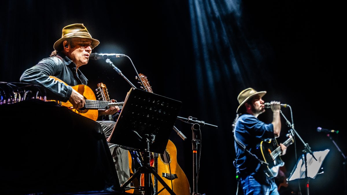 Almir Sater e Gabriel Sater apresentam em Joinville a emocionante turnê “Pai e Filho”