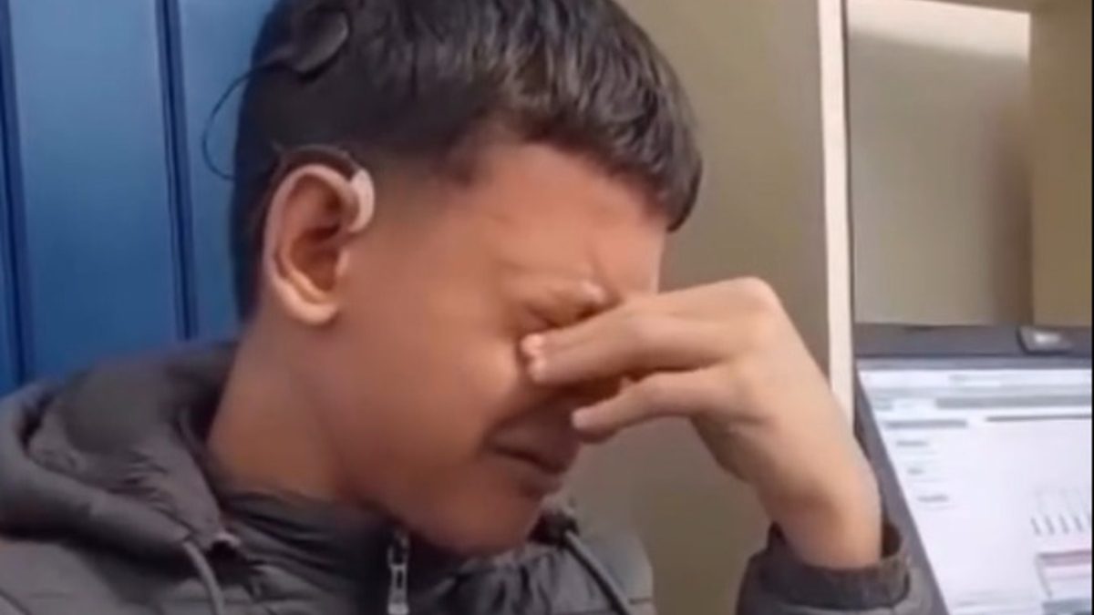 Adolescente surdo escuta a voz da mãe pela primeira vez em 8 anos em SC e vídeo emociona