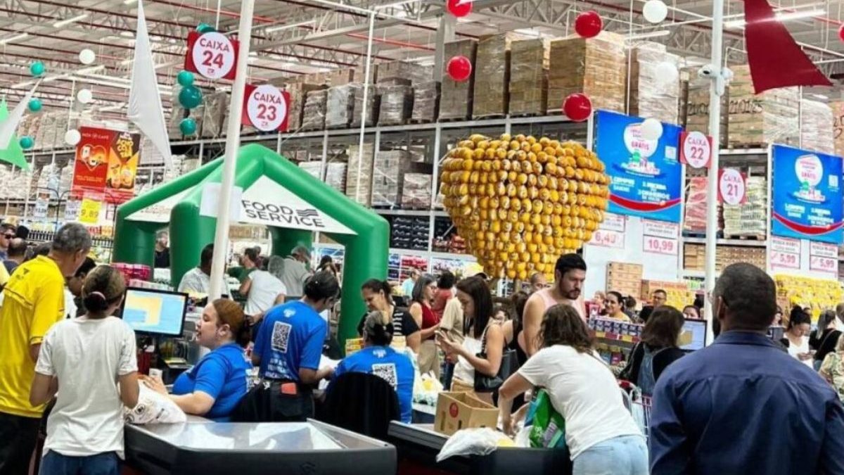 Maioria dos supermercados descumpre novo horário aos domingos, aponta sindicato