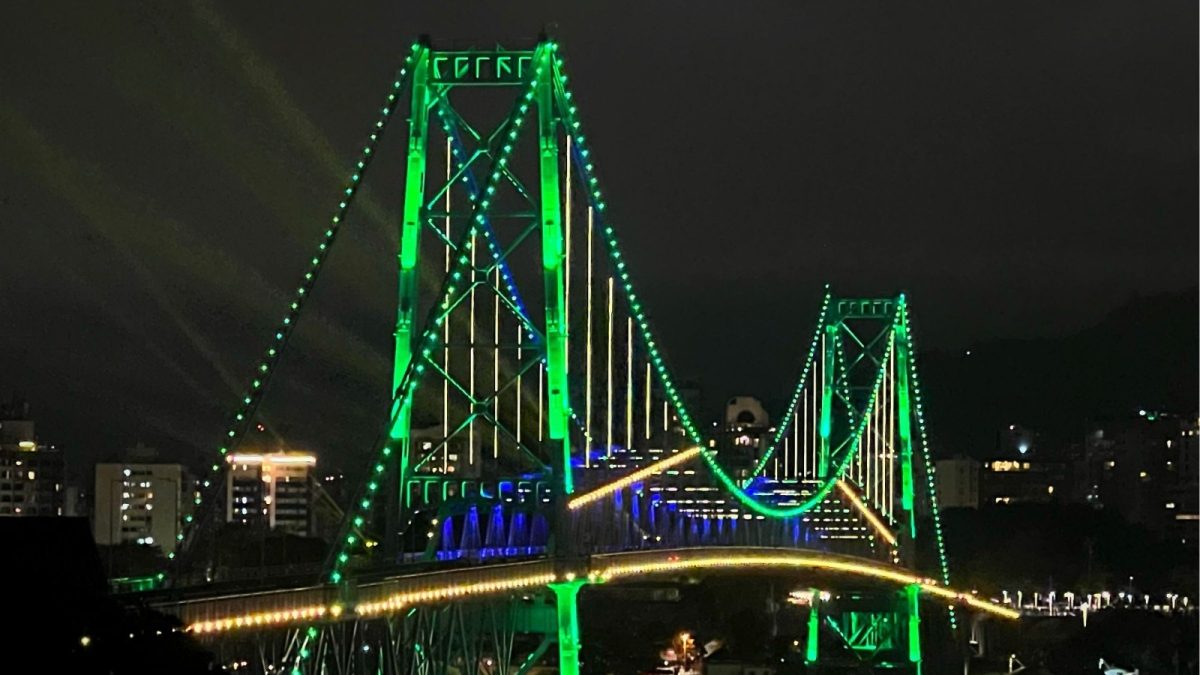 Ponte Hercílio Luz brilha com as cores do Brasil em clima de Copa do Mundo nesta