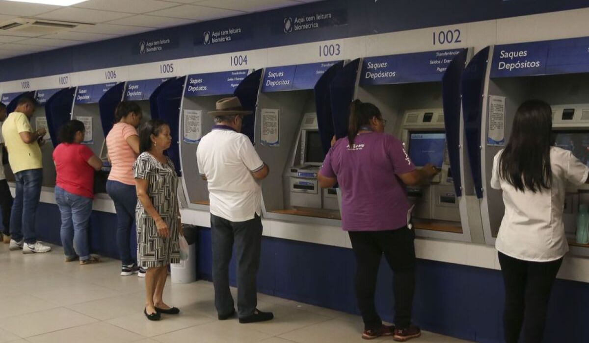 Pessoas na fila do banco