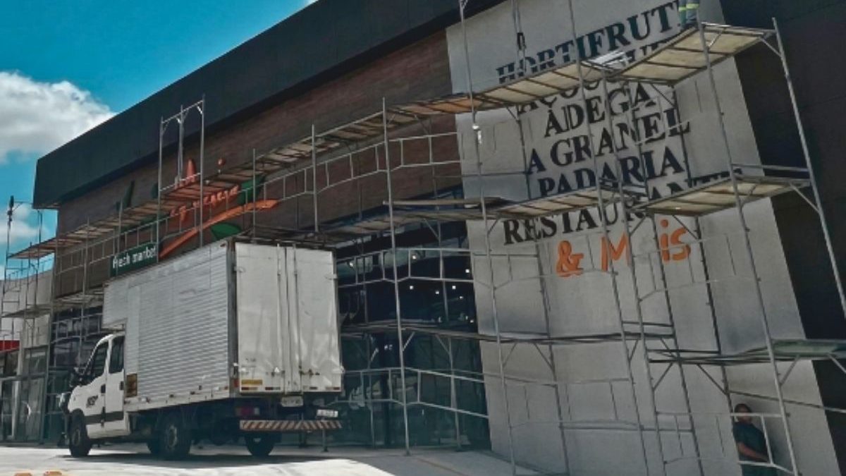 Gigante dos supermercados compra concorrente, amplia espaço com 4 mil novos itens