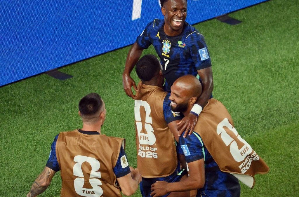 VÍDEO: Romário aplaude gol e atitude de Endrick com Vini Jr. chama atenção em Brasil x
