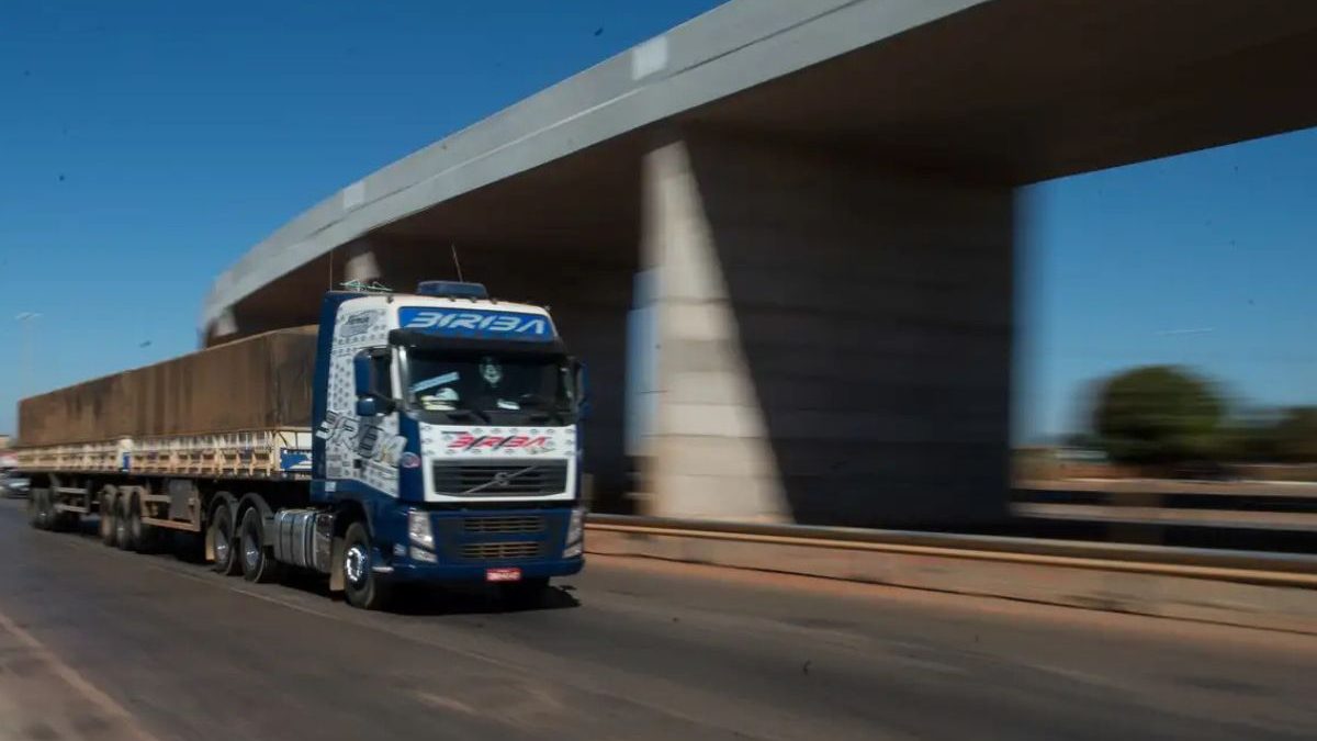 Donos de caminhão e ônibus vão receber reembolso de 50% na manutenção; entenda o projeto
