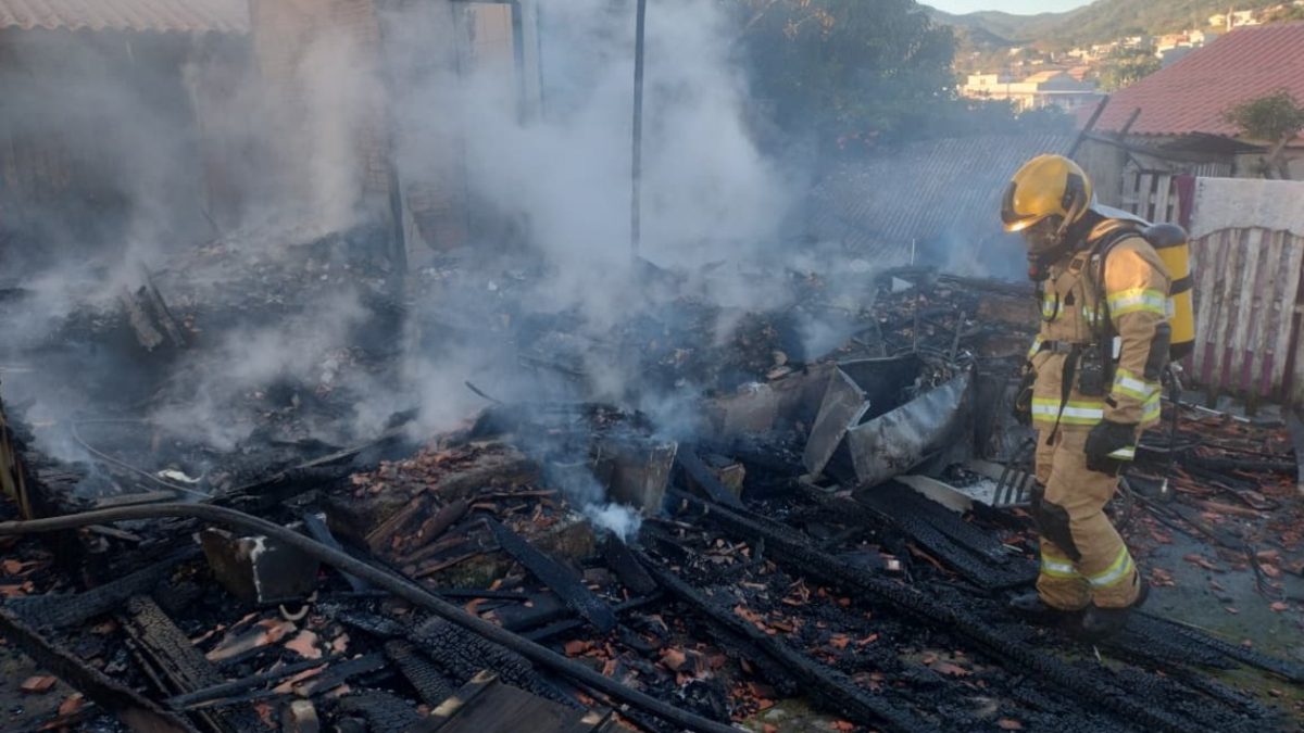 Mãe e filho sofrem queimaduras graves ao tentarem salvar pertences de incêndio em SC