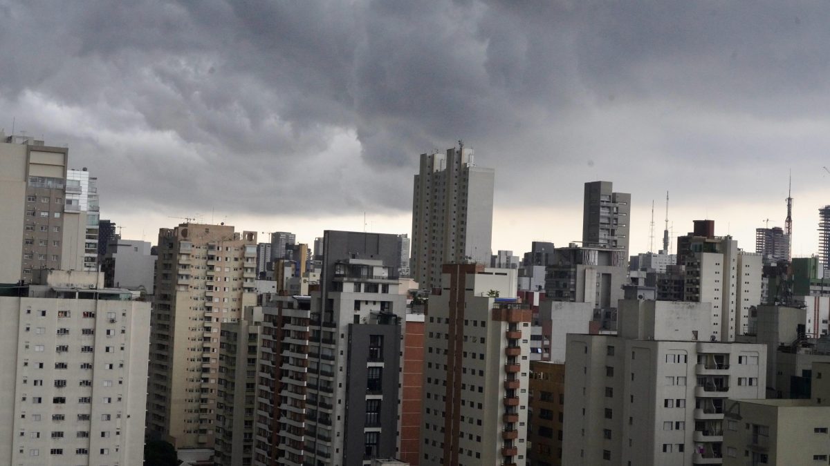 Ciclone e frente fria colocam 8 estados em alerta