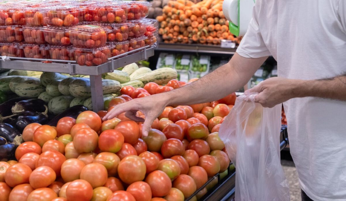 IPCA passou de 0,16% em junho para 0,07% em julho, influenciado pela queda de 1,37% na gasolina e pelo recuo dos alimentos