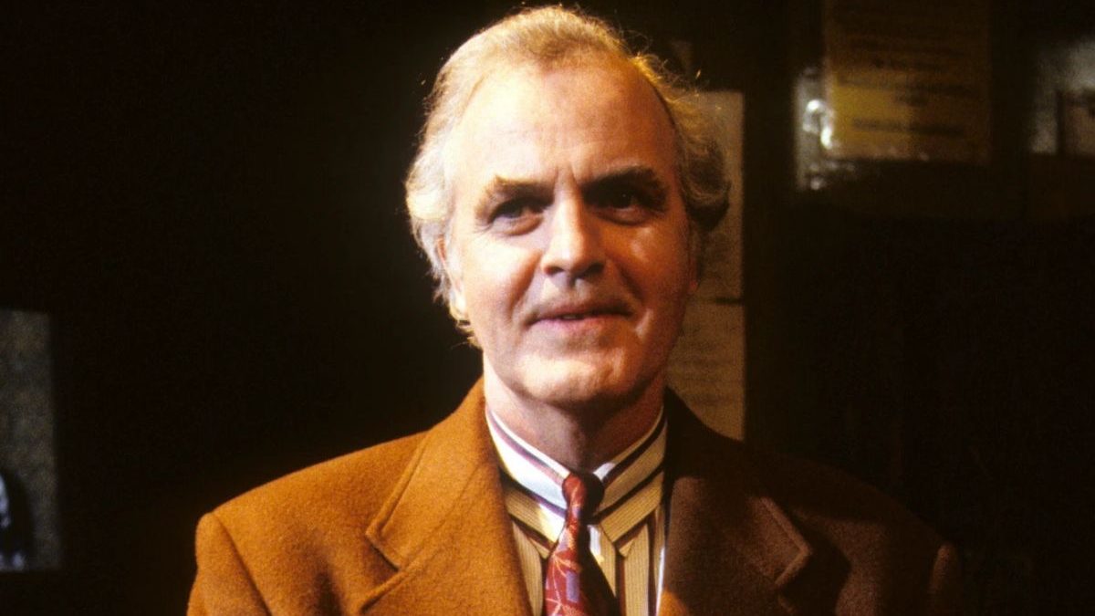 Ator de ‘Jumanji’ e ‘Top Gun’ é morto a facadas nos EUA; enteado é suspeito do crime