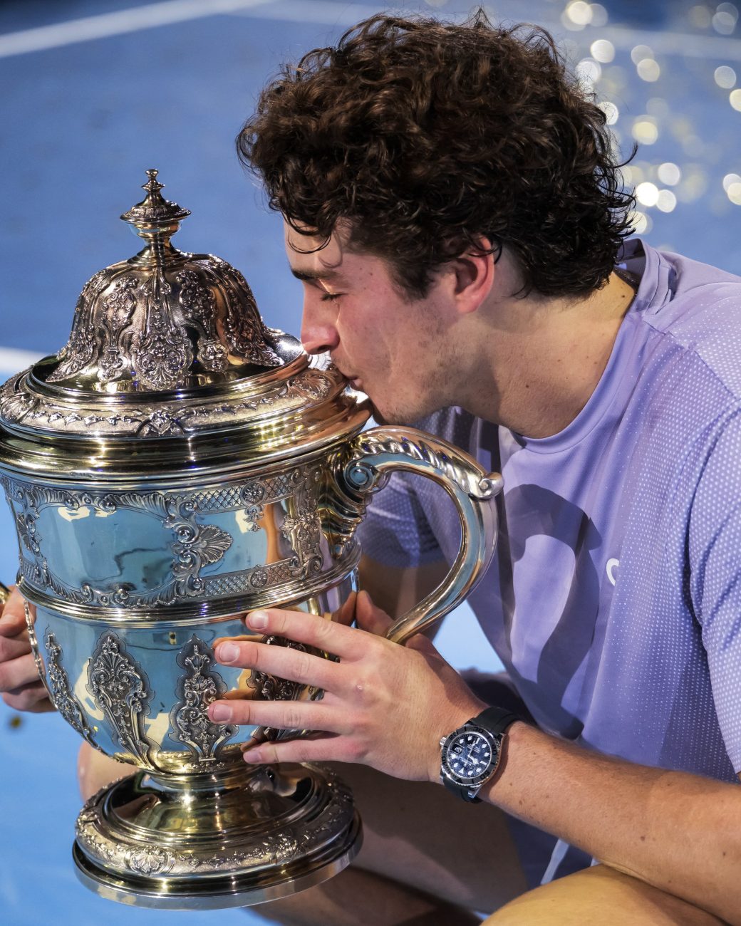 tenista joão fonseca beija troféu conquistado no atp 500 da basileia