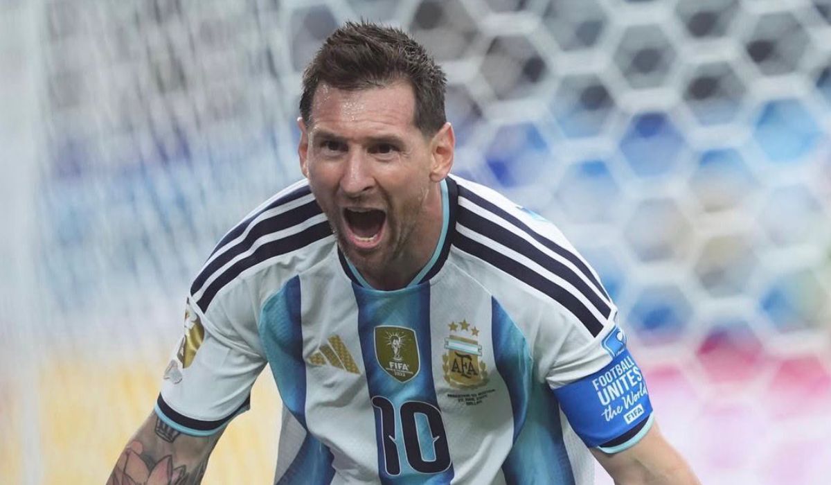 na foto aparece o craque argentino Lionel Messi comemorando seu gol contra a Áustria