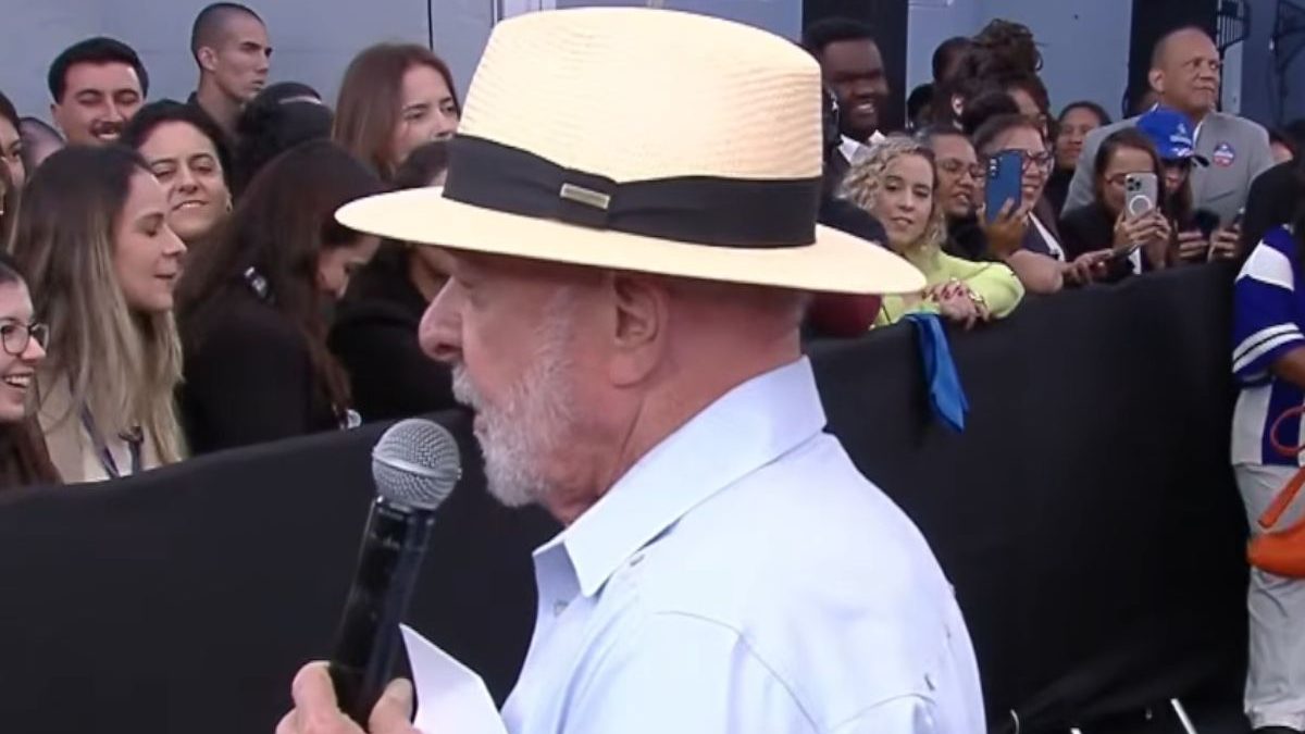 Lula faz 'joinha' e indica que Jaques Wagner segue como líder do governo em meio a