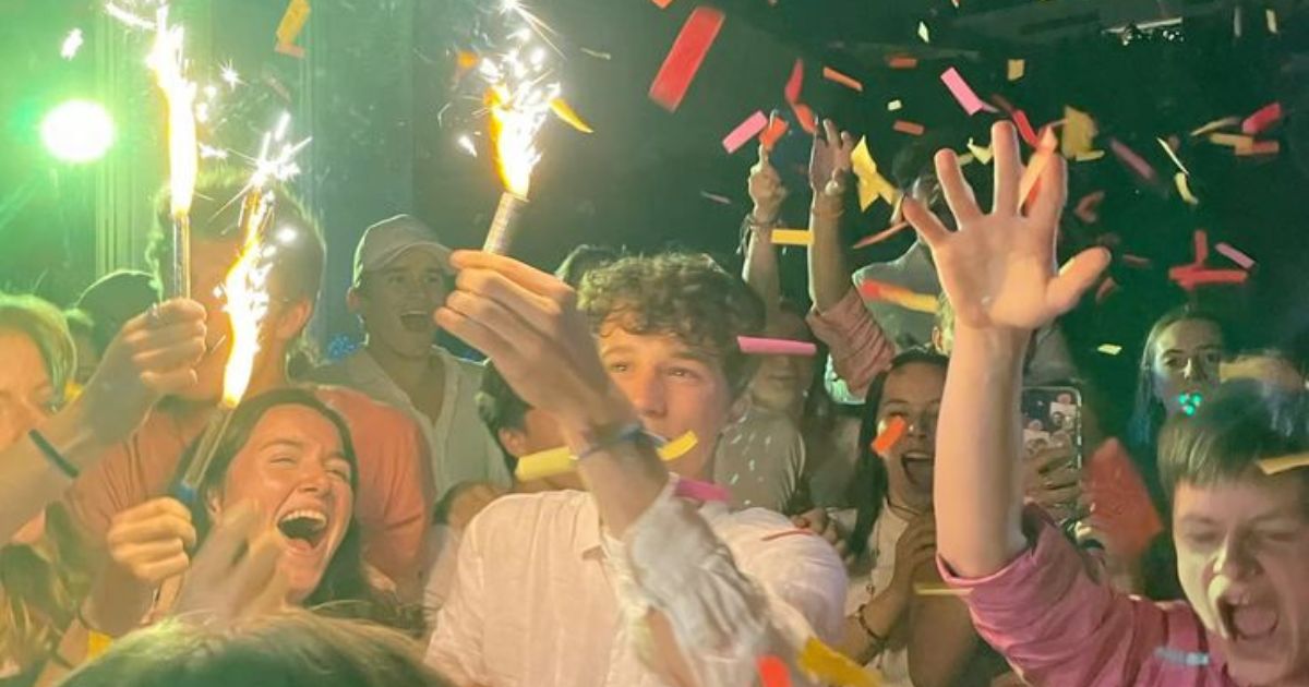 Conheça 50 formas de dizer “feliz aniversário” e emocionar seu amigo com palavras que aquecem o coração