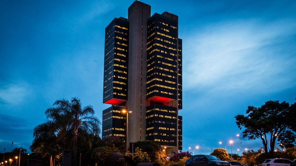 Fed e Copom diante do xadrez geopolítico: como o conflito EUA-Irã redefine os juros