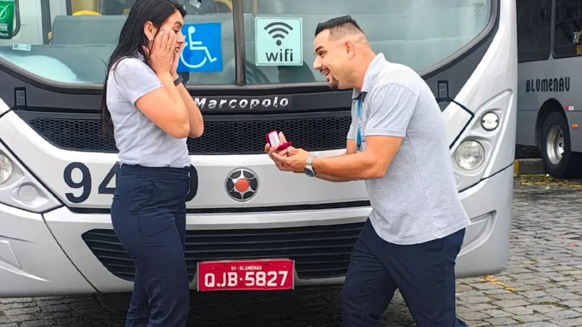 'Me conquistou': motorista surpreende cobradora com pedido de casamento em ônibus em SC