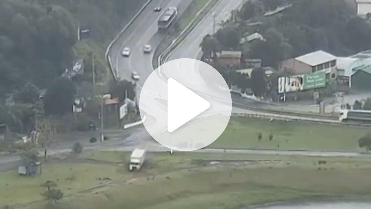 VÍDEO: Motorista faz manobra com caminhão e evita tragédia às margens de rio em SC