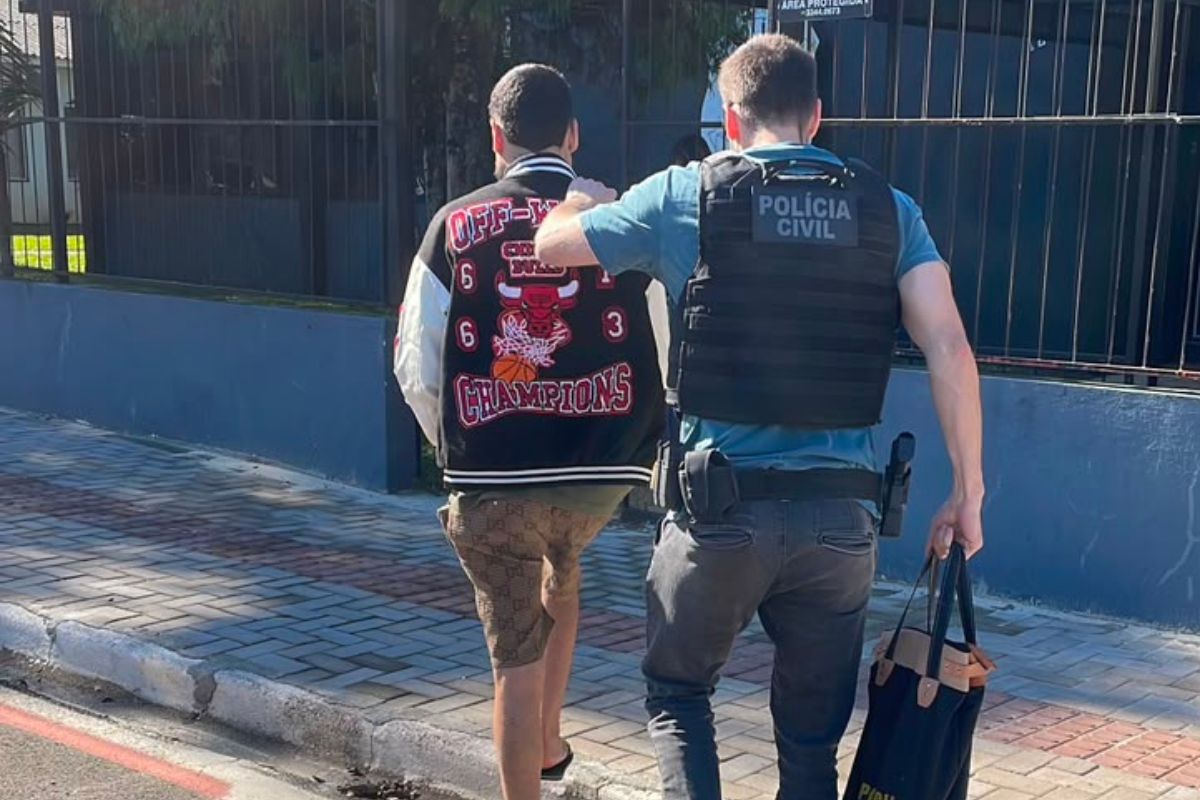 Líder religioso é preso em templo religioso SC