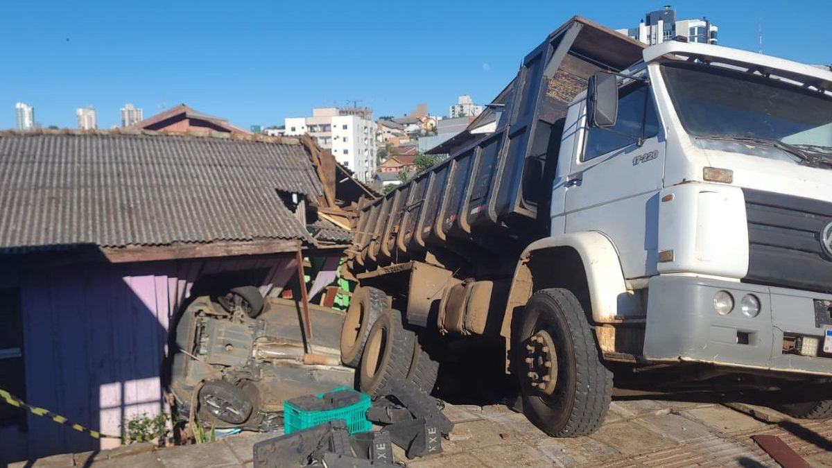 Vídeo mostra momento em que caminhão desgovernado atinge carros e residência em SC