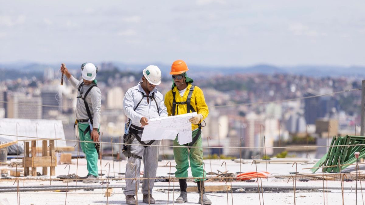 Maior construtora da América Latina abre 70 vagas para diversos cargos em SC
