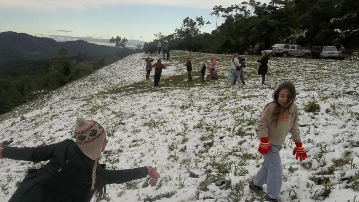 Neve rara no Vale do Itajaí completa 13 anos