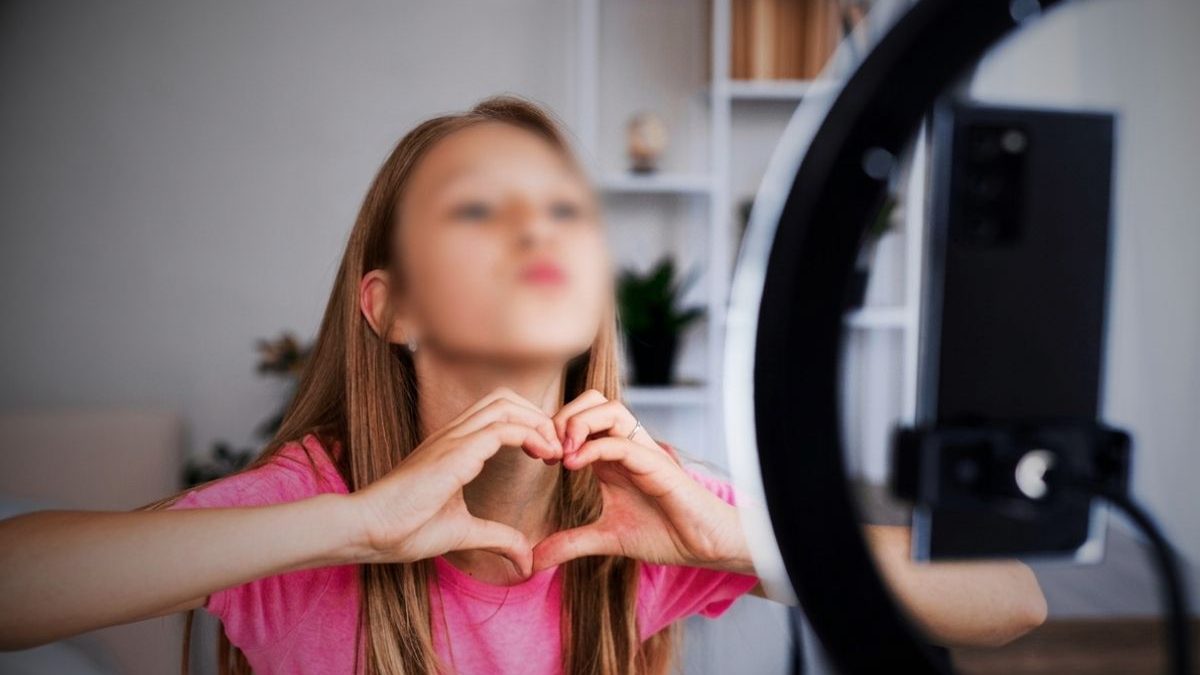 Influenciadores mirins vão precisar de alvará da Justiça para ter contas em TikTok