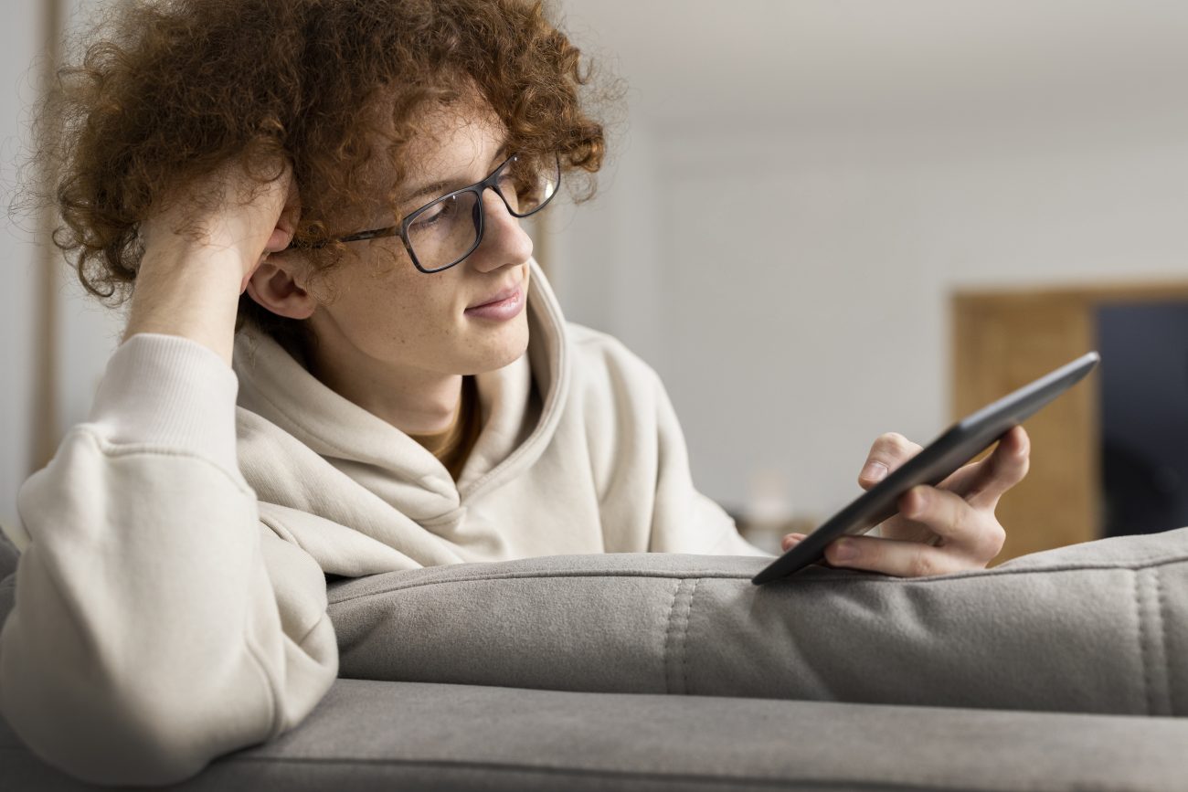 O conceito de ‘demência digital’ vem sendo estudado para entender como o excesso de estímulos na infância afeta o desenvolvimento das funções executivas do cérebroFoto: Magnific/ND Mais