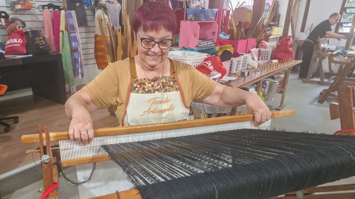 ‘Aqui a gente cuida da alma’: artesanato vira terapia coletiva e transforma vidas em SC