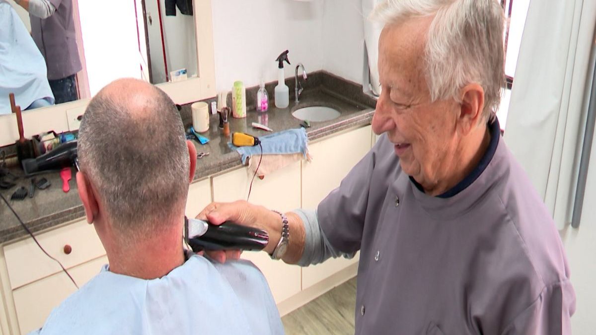 ‘Não pretendo parar’: aos 80 anos, barbeiro desafia o tempo e mantém clientes de gerações em SC