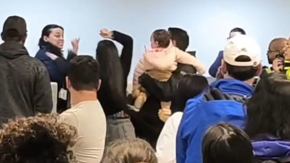'Você quer ver?': vídeo mostra passageira agredindo funcionárias da Latam a socos