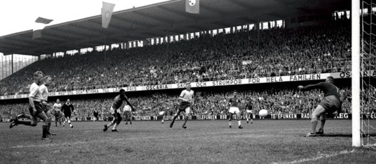 imagem em preto e branco de pelé driblando a seleção sueca em 1958. ilustra matéria 