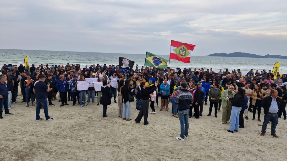 Milhares de pescadores fazem protesto em praia após o encerramento da pesca da tainha