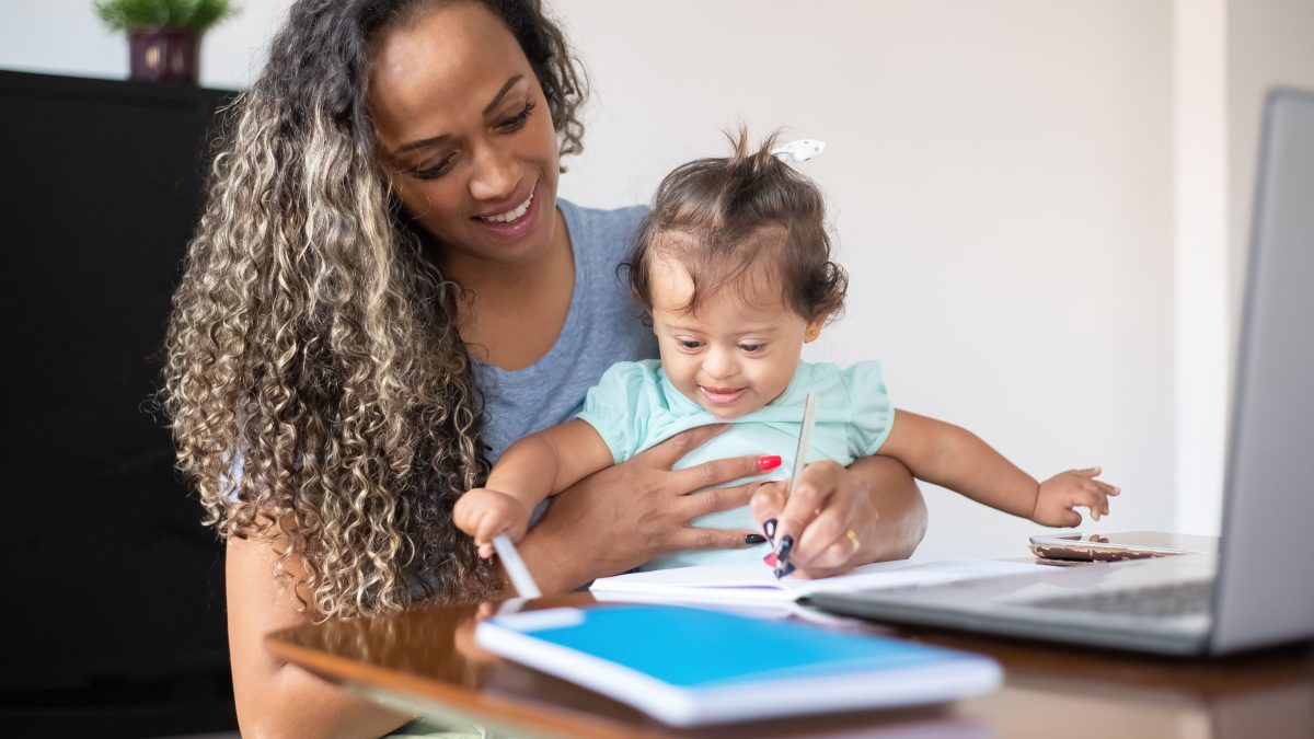 Mães solo ganham apoio para concluir os estudos com nova lei em SC