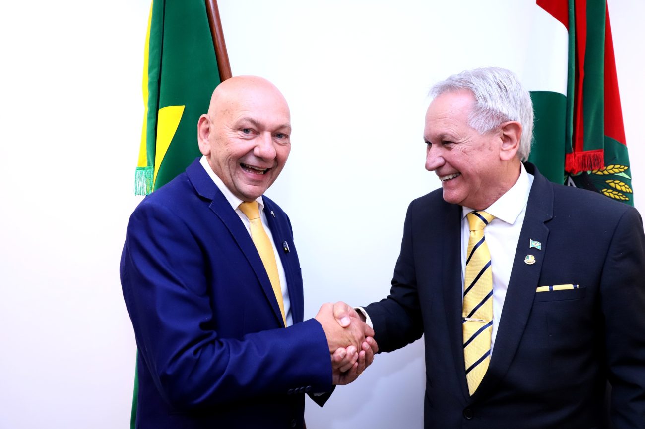 Luciano Hang esteve na posse do senador Hermes Klann, em maio. O empresário viaja na segunda-feira (29) para o Paraguai, onde visitará fornecedores e será recebido pelo presidente Santiago Peña.Foto: Gerdan Wesley/Senado Federal/ND Mais